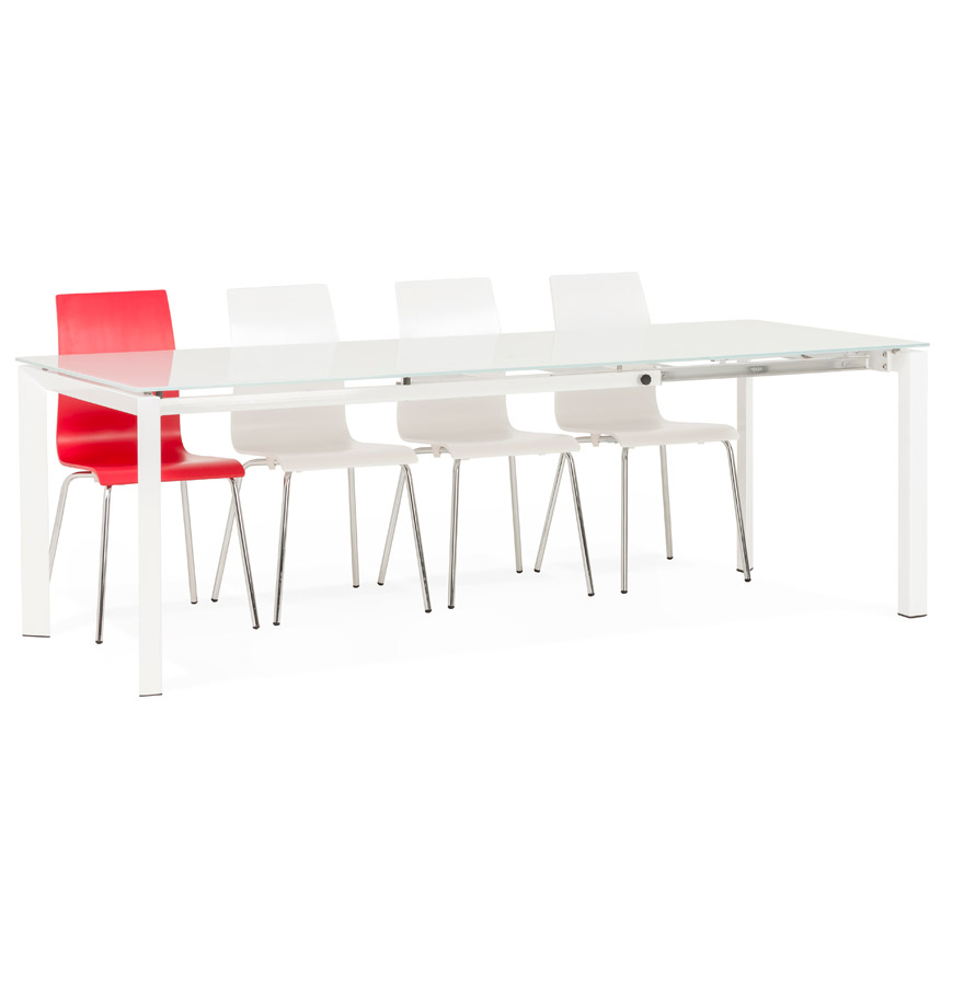 Table blanche avec un plateau en verre et des pieds en métal.