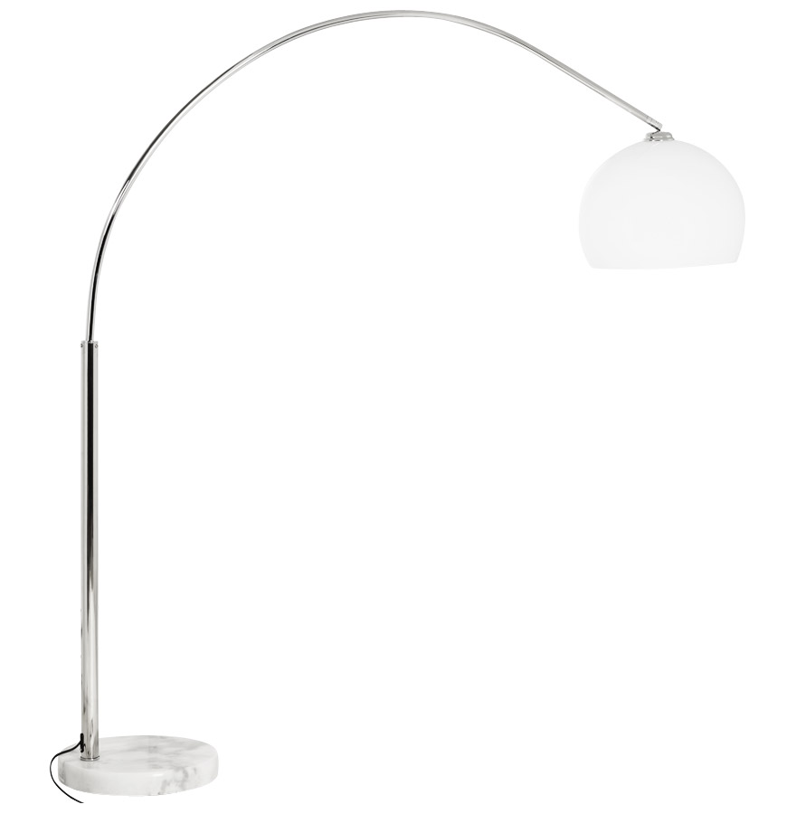 Lampe en arc, abat-jour blanc.