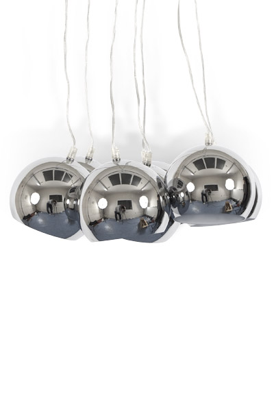 7 boules suspendues.