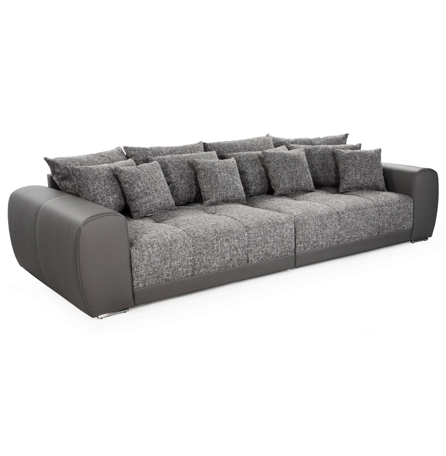 Grand canapé droit de 4 places recouvert de tissu chenille et similicuir.