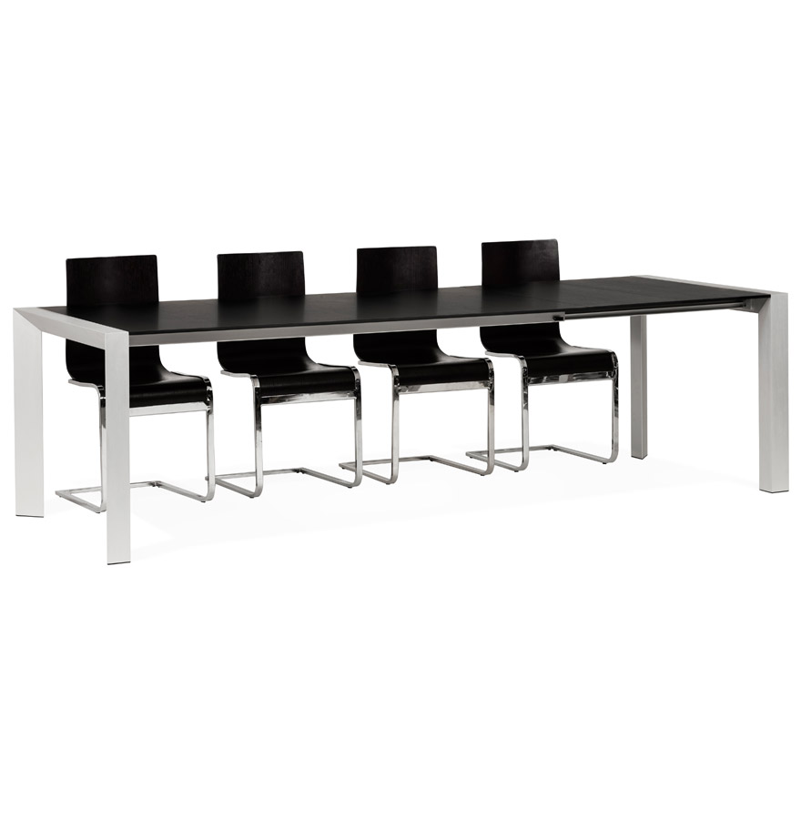 Grande table MDF plaqué frêne noir avec des pieds en métal brossé.