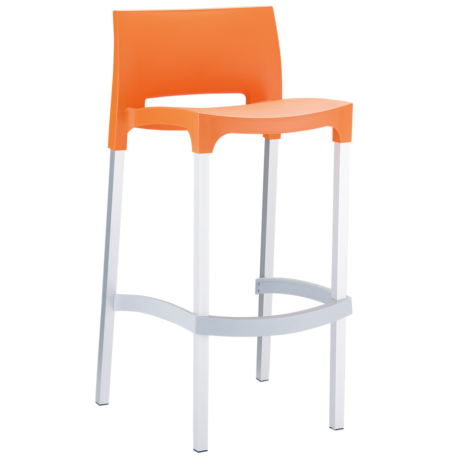 Tabouret empilable et utilisable à l'extérieur.