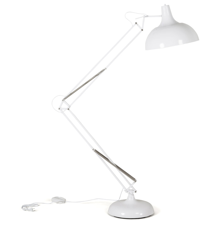 Lampadaire rétro en métal avec une structure style industriel.