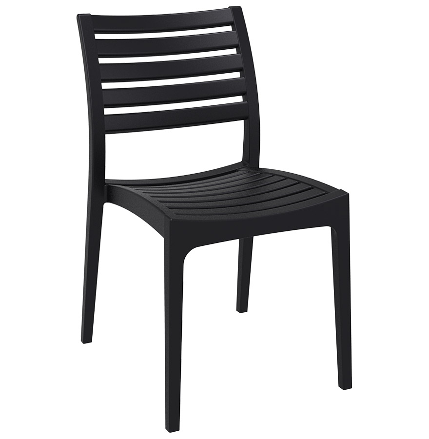 Chaise de terrasse en matière plastique renforcée.