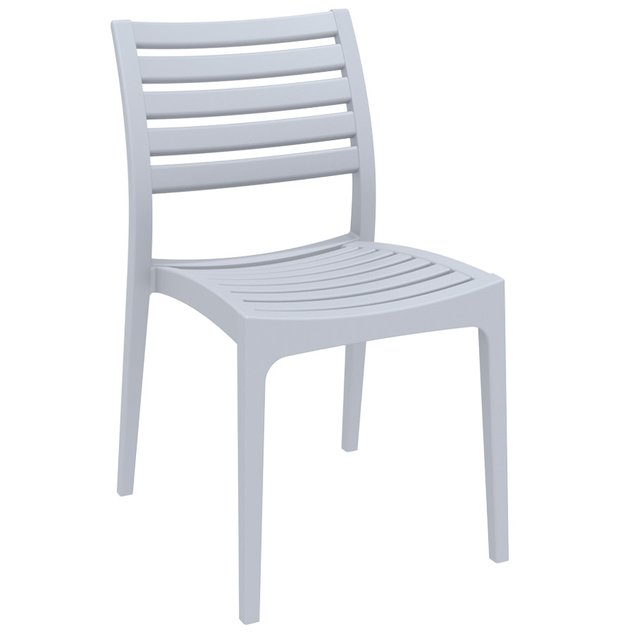 Chaise de terrasse en matière plastique renforcée.