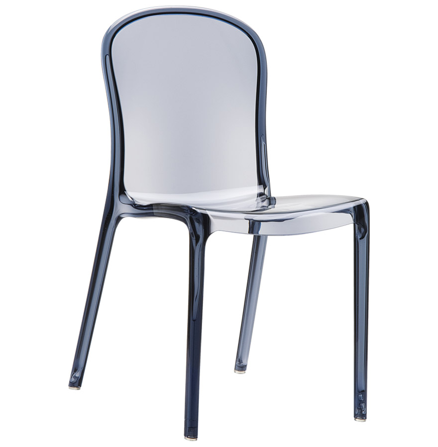 Chaise design empilable utilisable à l'extérieur.